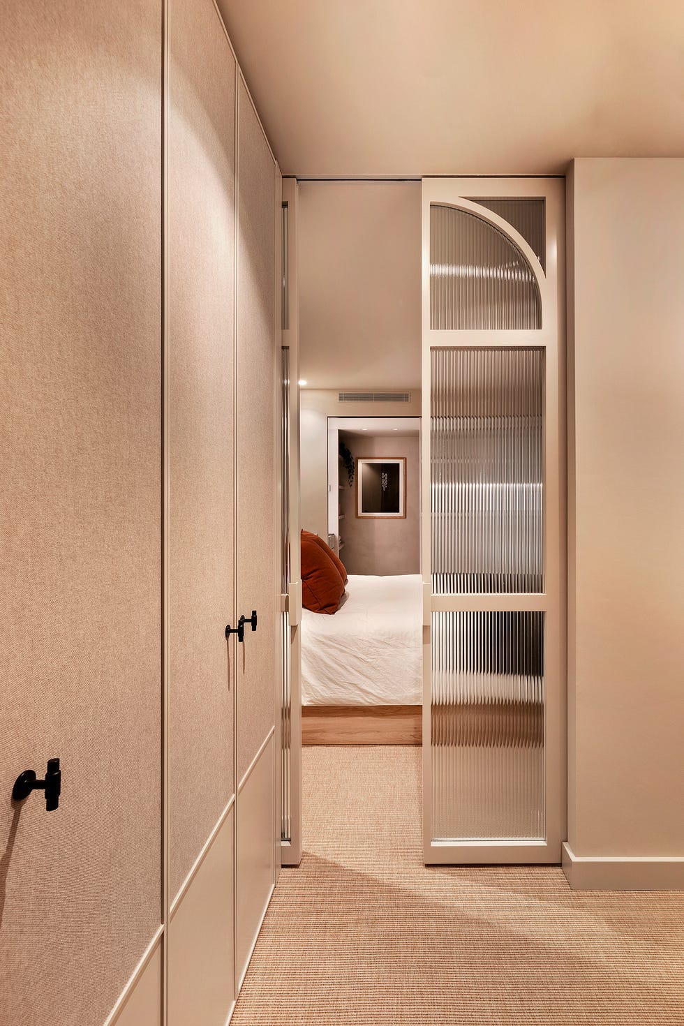 dormitorio con vestidor en suite