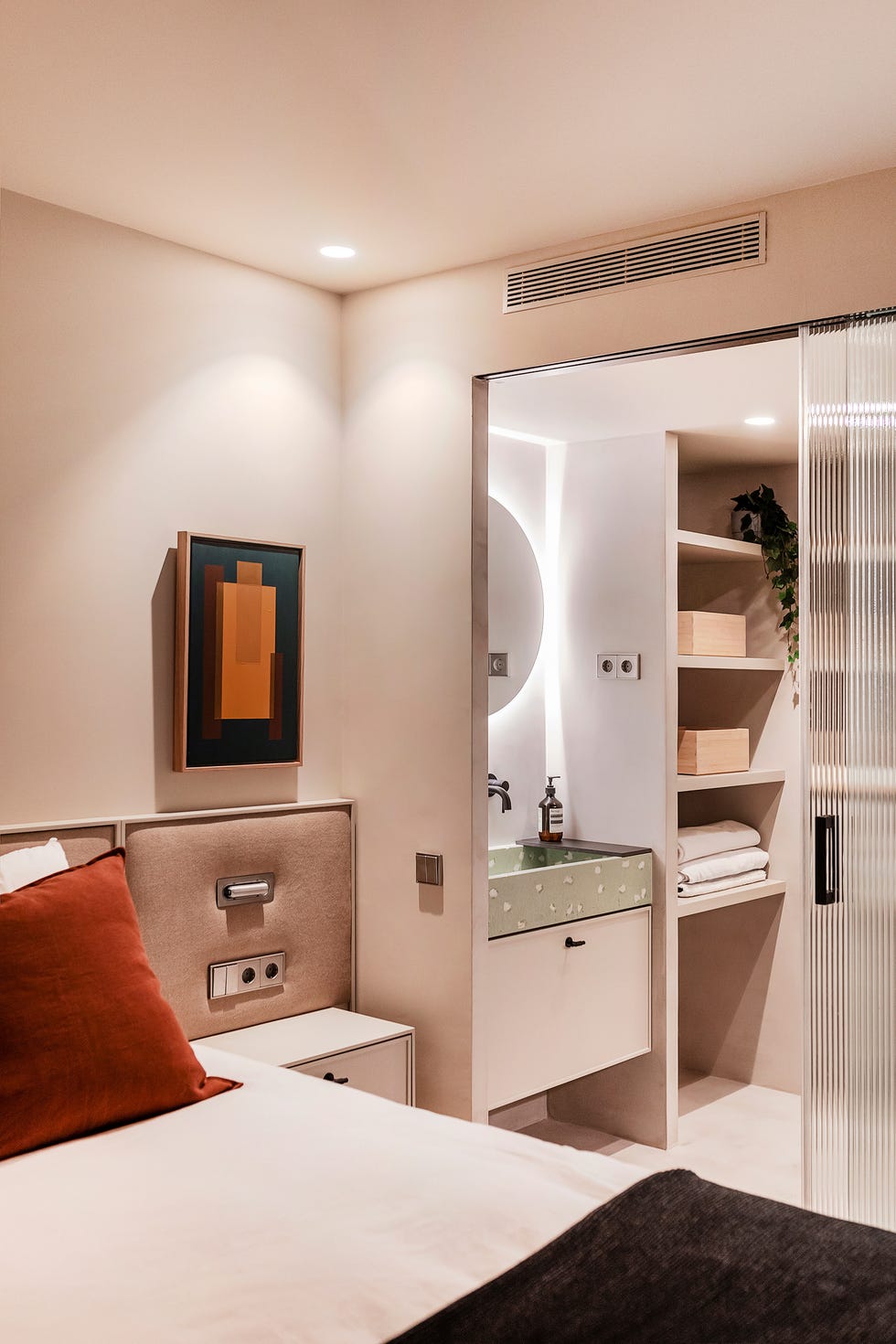 dormitorio con baño en suite