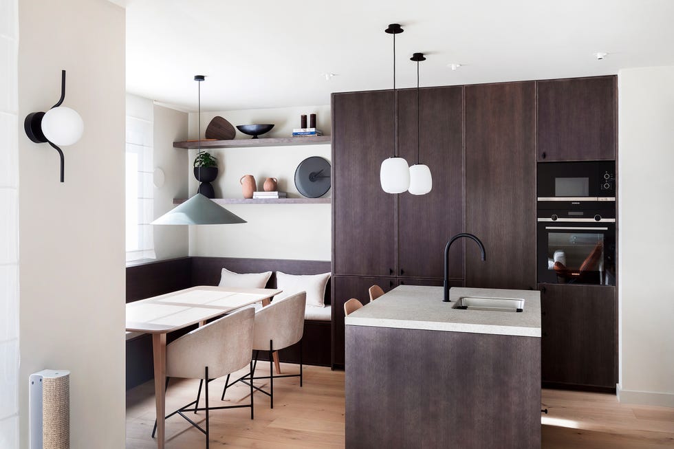 cocina con isla central abierta al salón