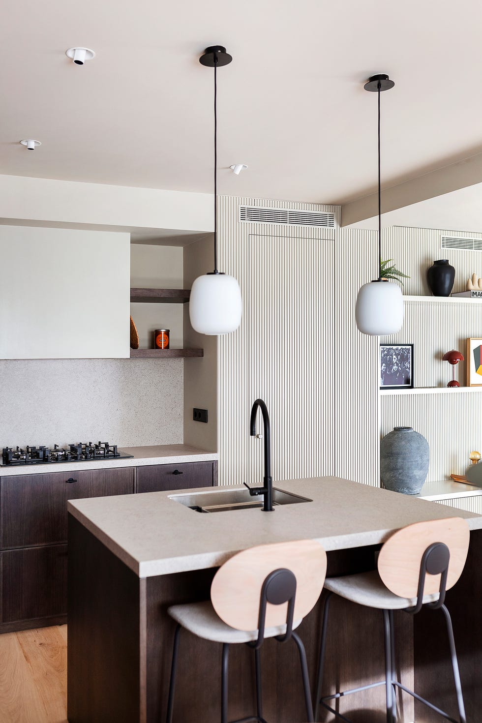 cocina con isla central abierta al salón