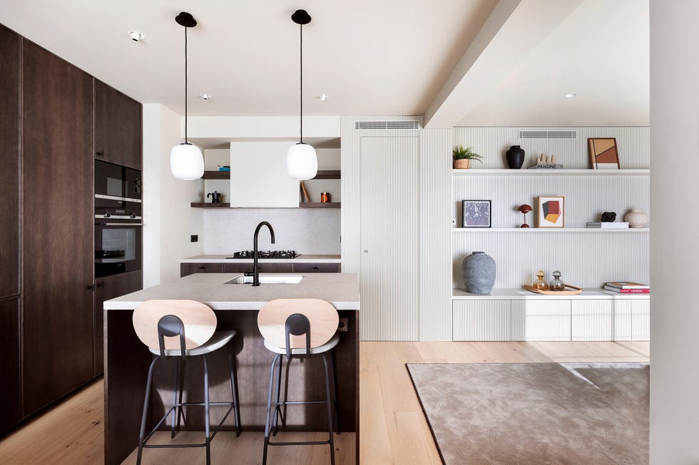 cocina con isla central abierta al salón