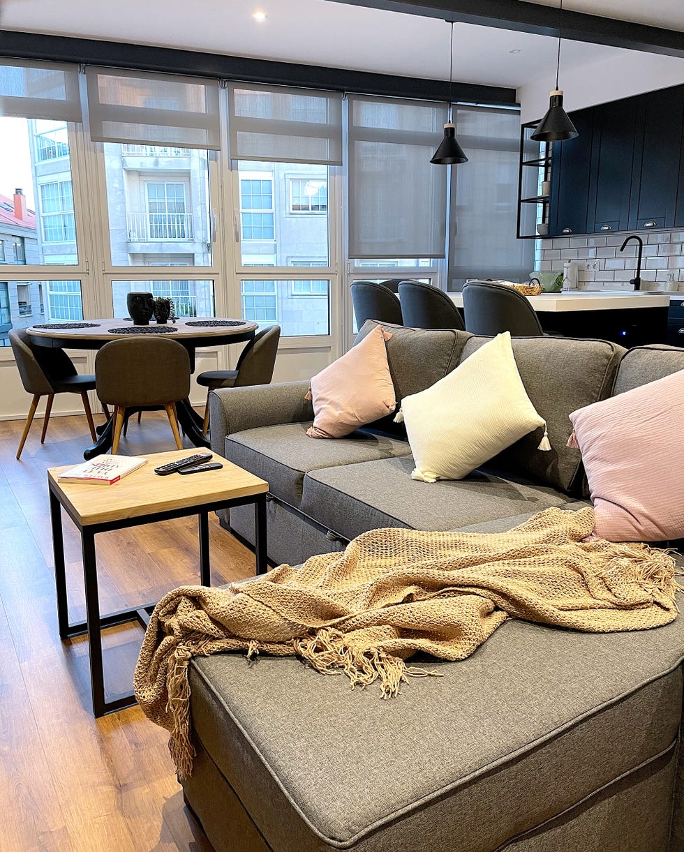 salón con comedor y cocina de diseño moderno