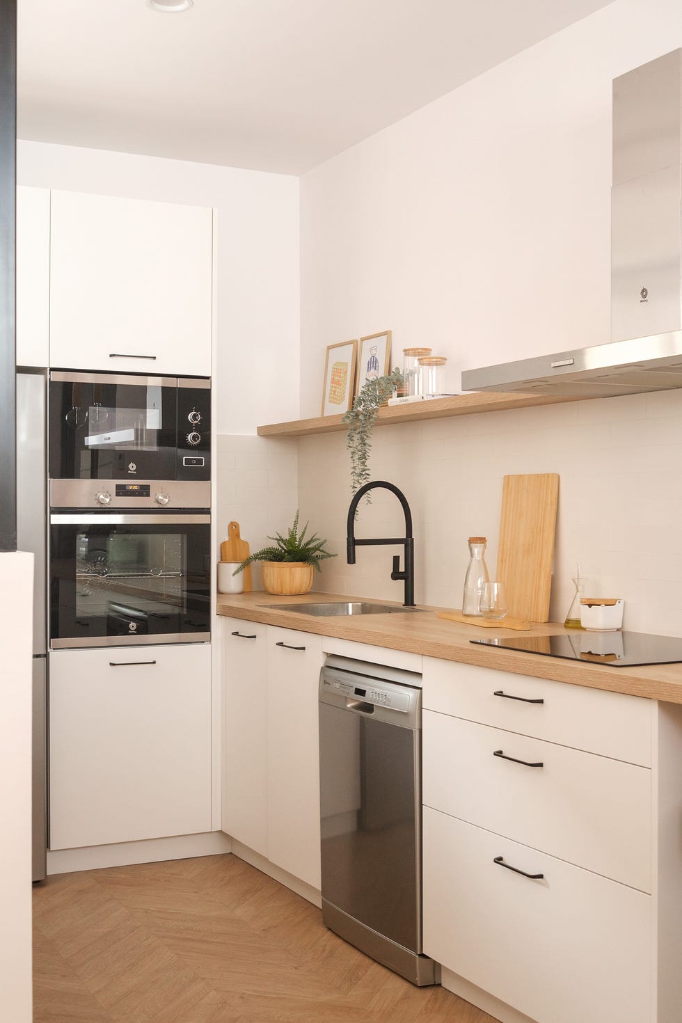 cocina blanca con encimera de madera