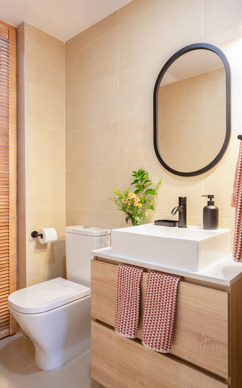 mueble de lavabo de roble y encimera blanca