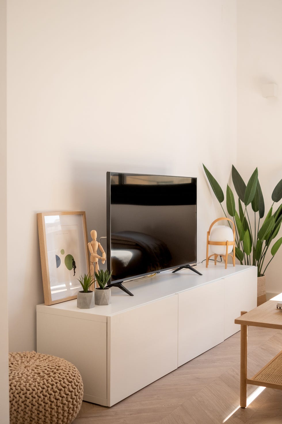 mueble de tv blanco