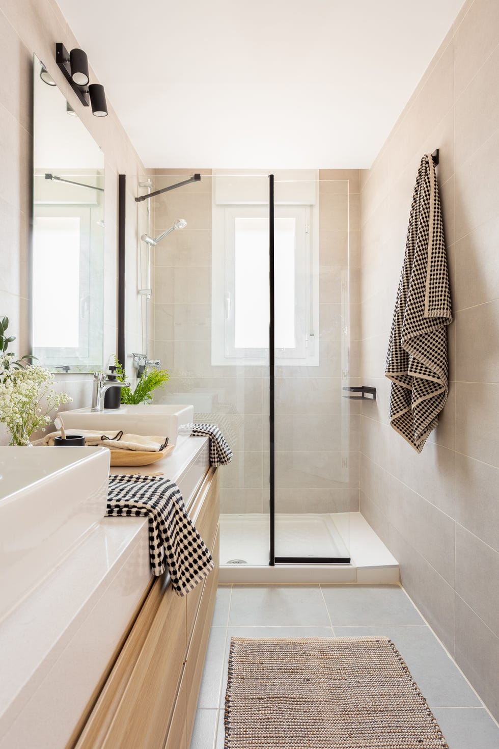 baño con mueble de roble y ducha