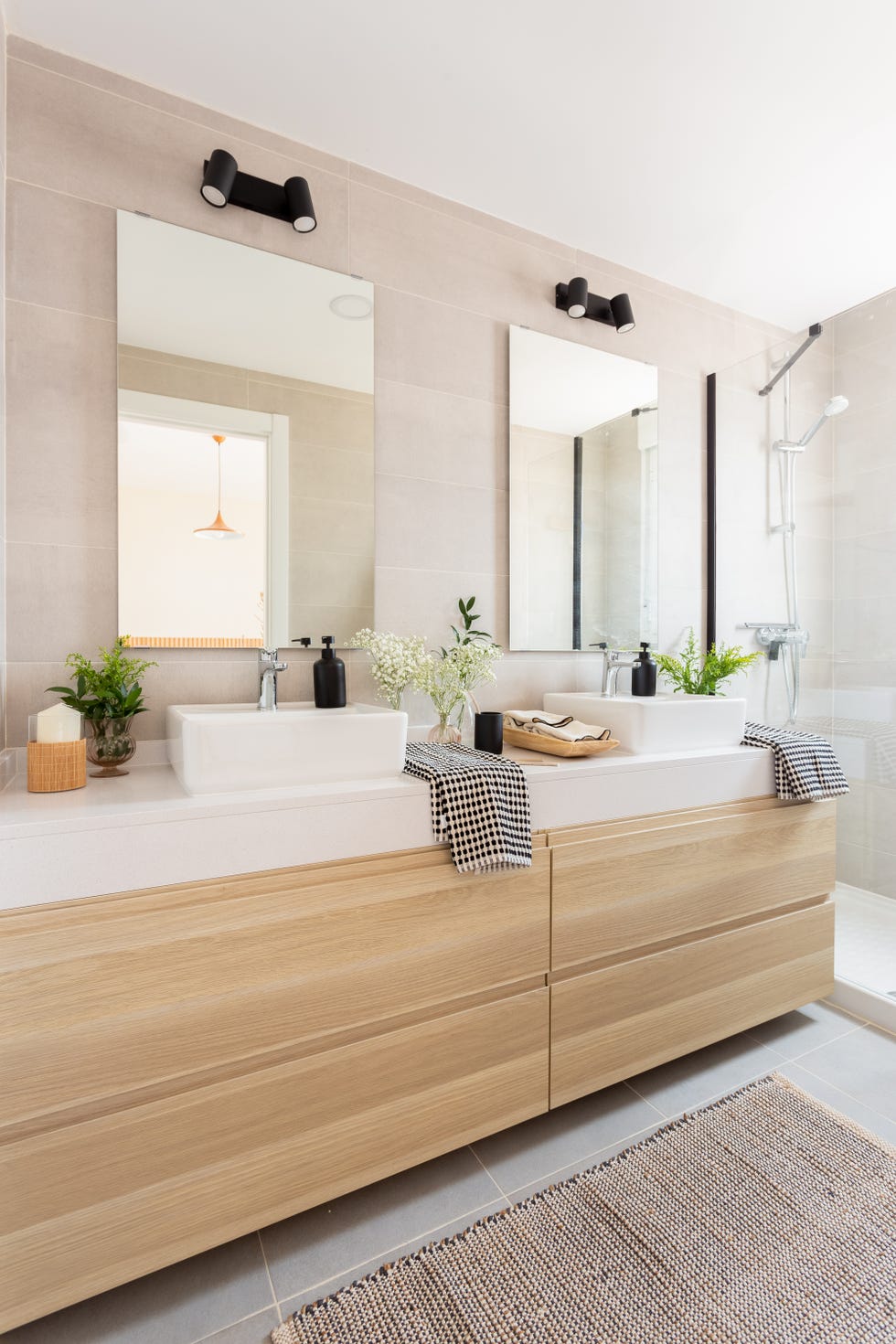 baño con mueble doble de roble y ducha