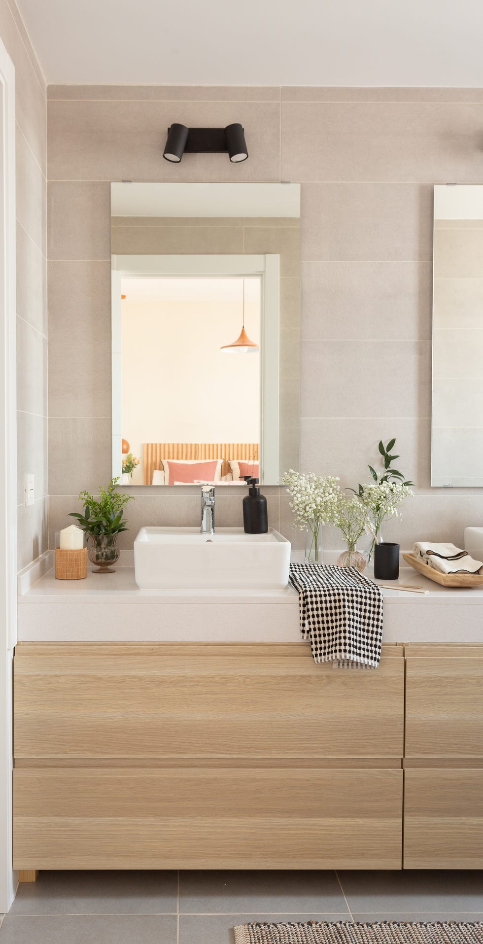 mueble de lavabo de roble y encimera blanca