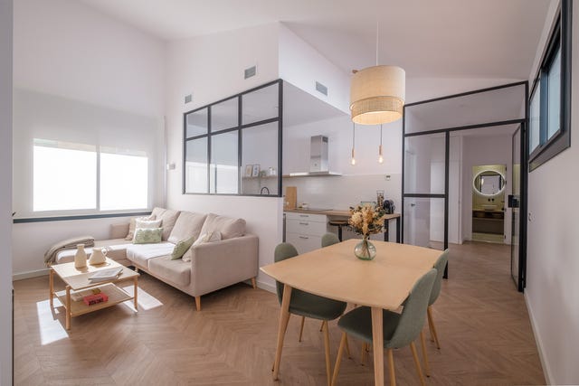 salón comedor con cocina integrada