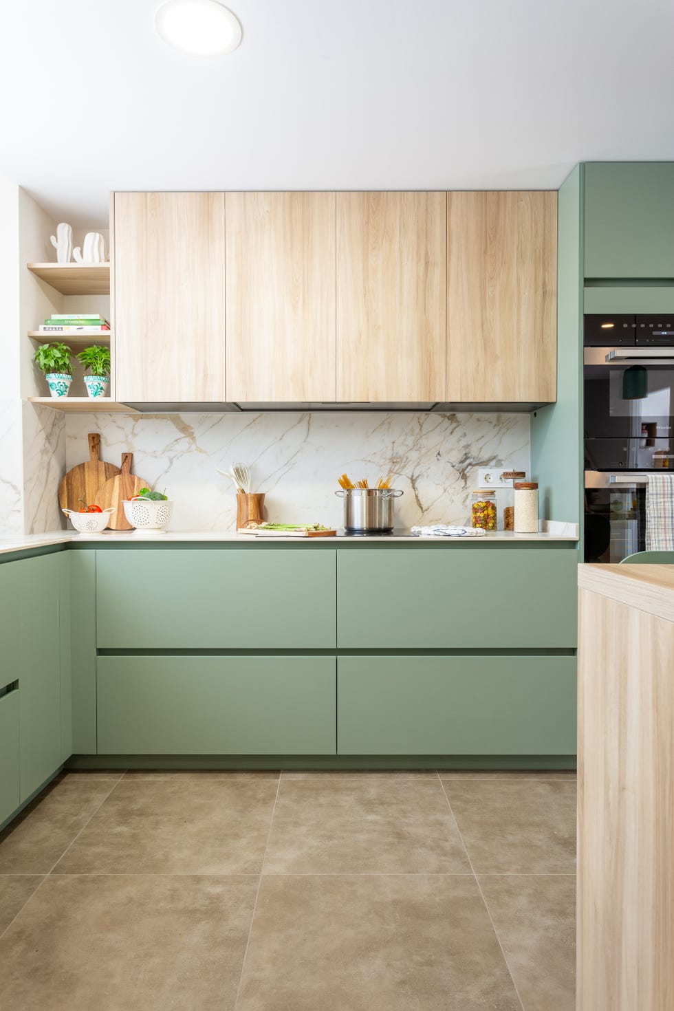 cocina con frentes de color verde y en madera