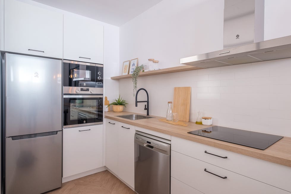 cocina blanca con encimera de madera