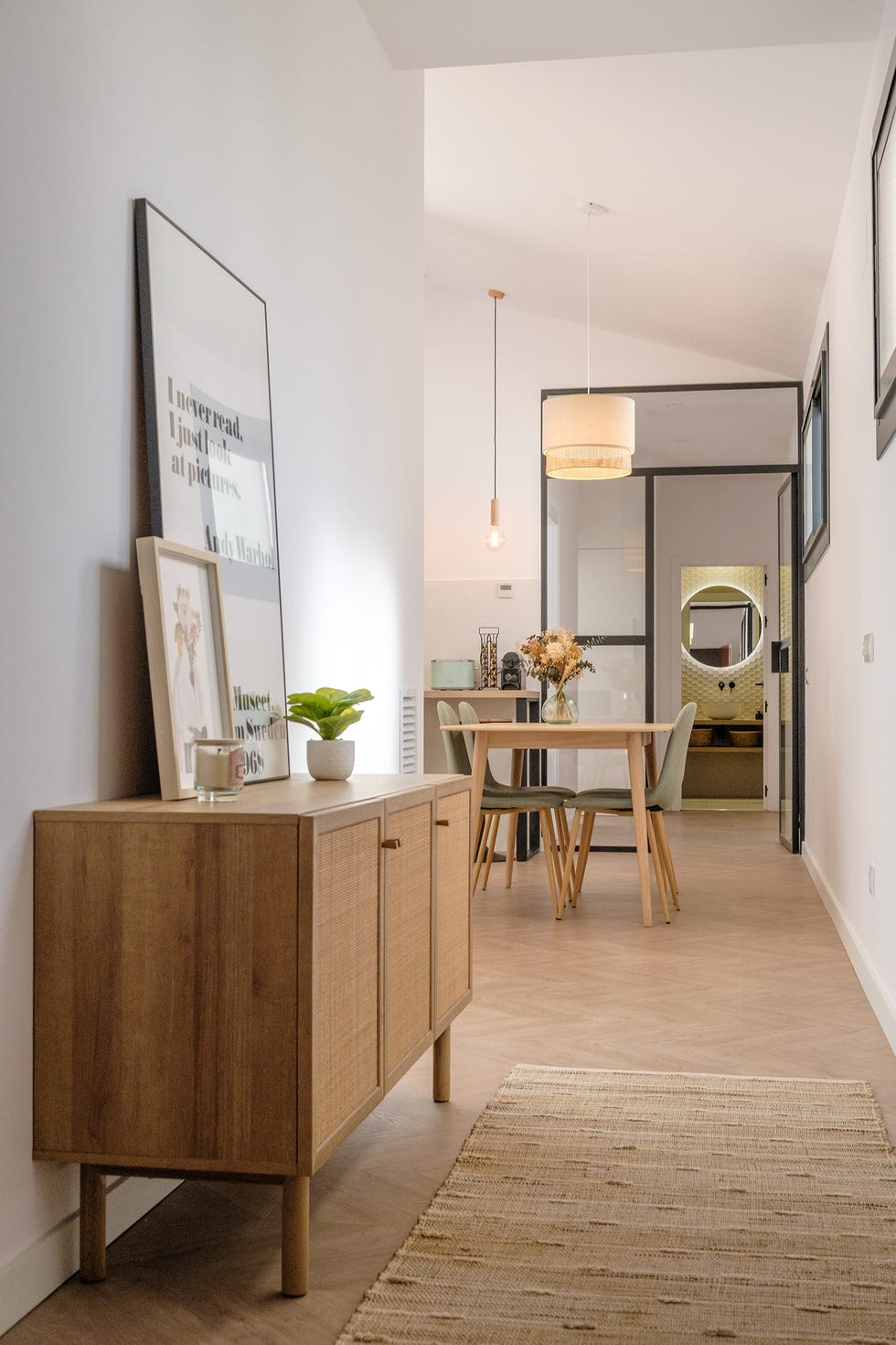 pasillo con aparador de madera y rejilla de ratán