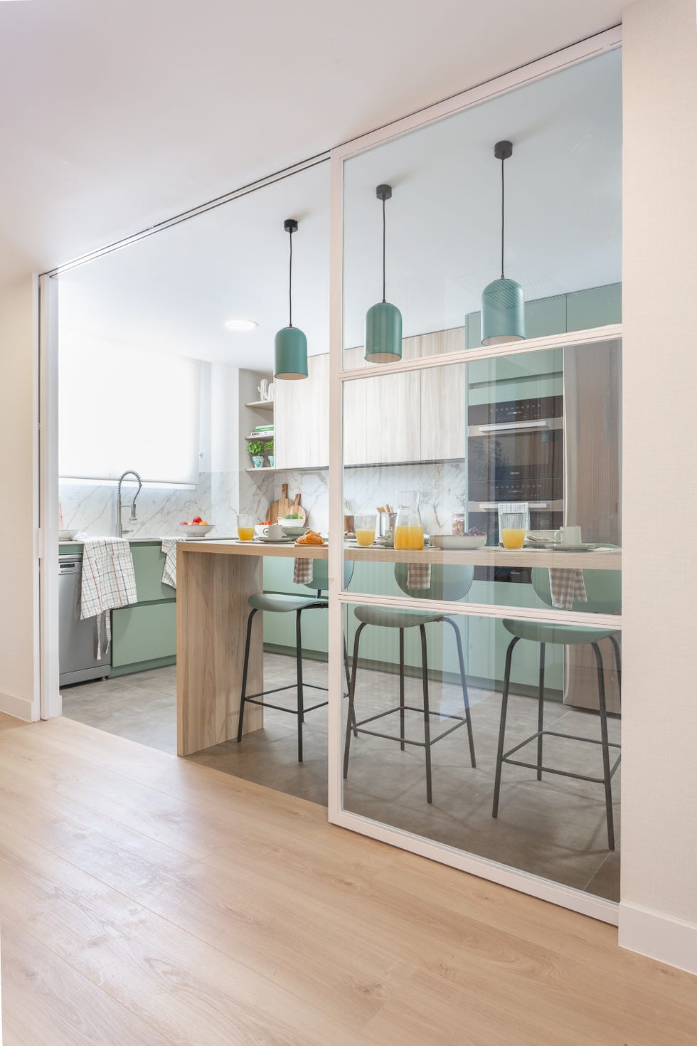 cocina con puertas correderas de cristal y hierro blanco
