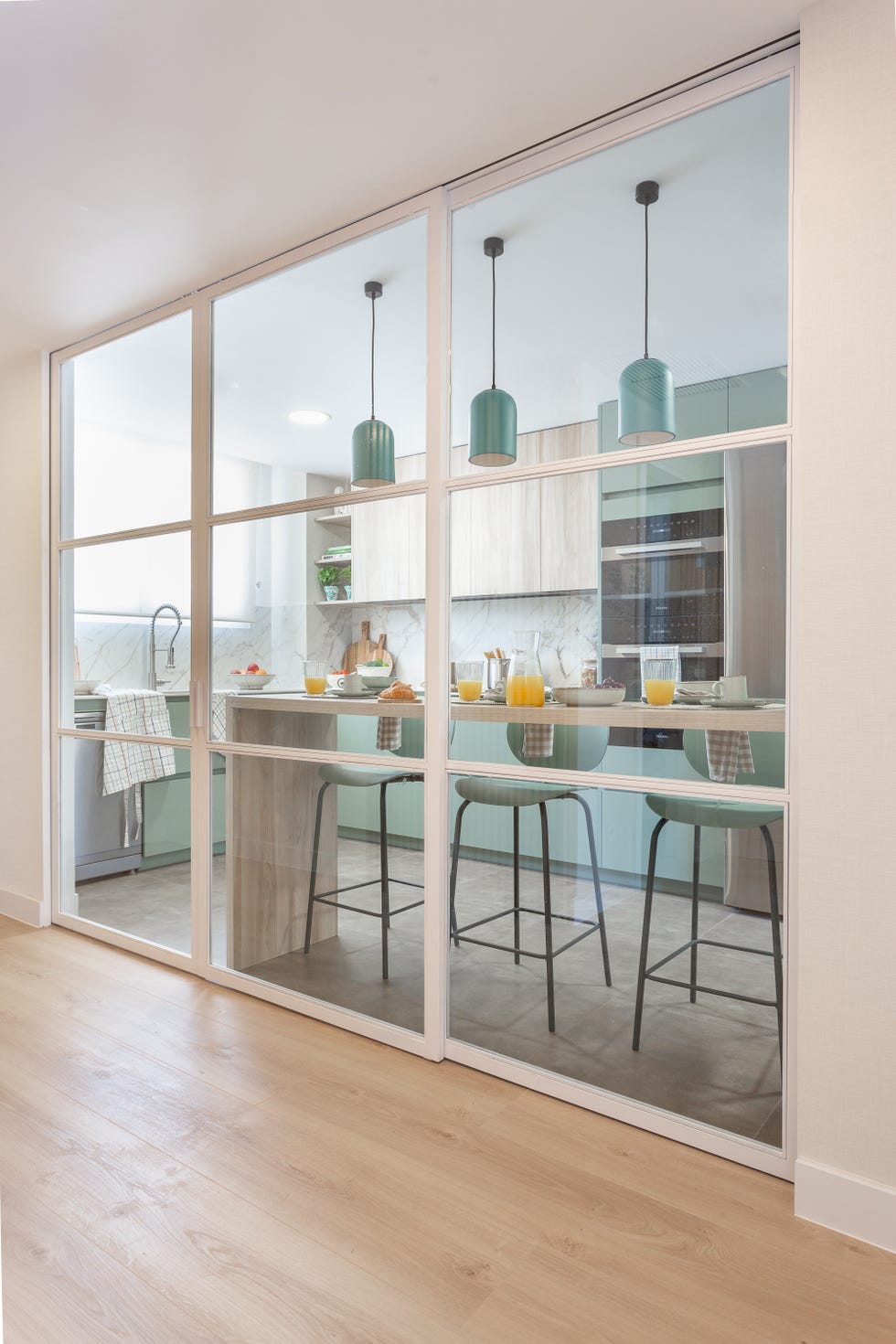 cocina con puertas correderas de cristal y hierro blanco