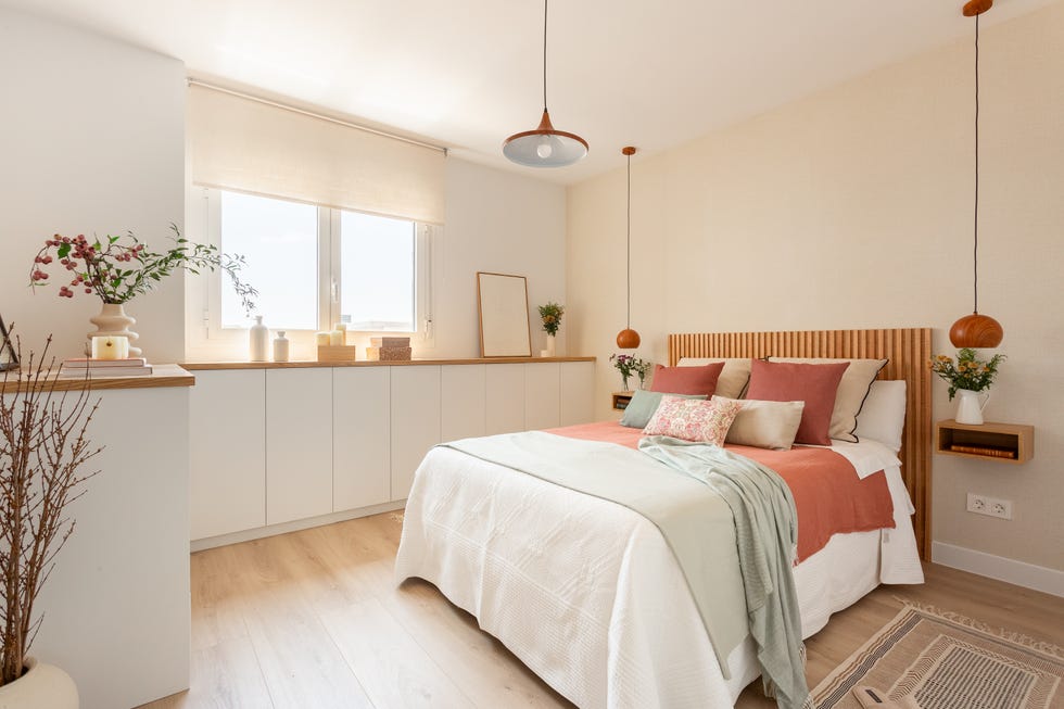dormitorio con cabecero de lamas de madera