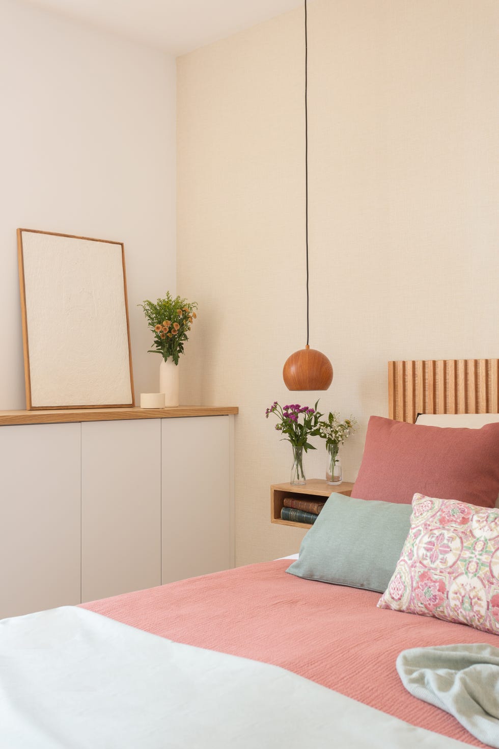 dormitorio con cabecero de lamas de madera