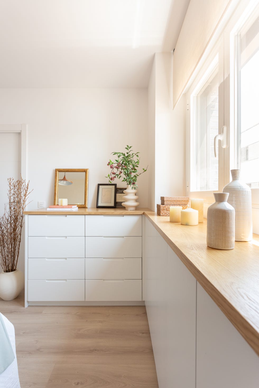 cómoda blanca con encimera de madera
