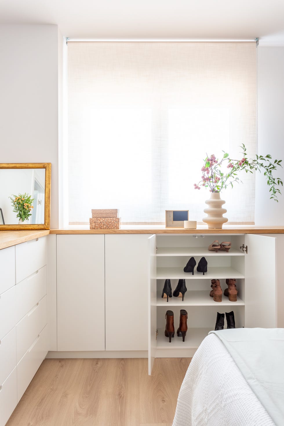 armario zapatero blanco con encimera de madera