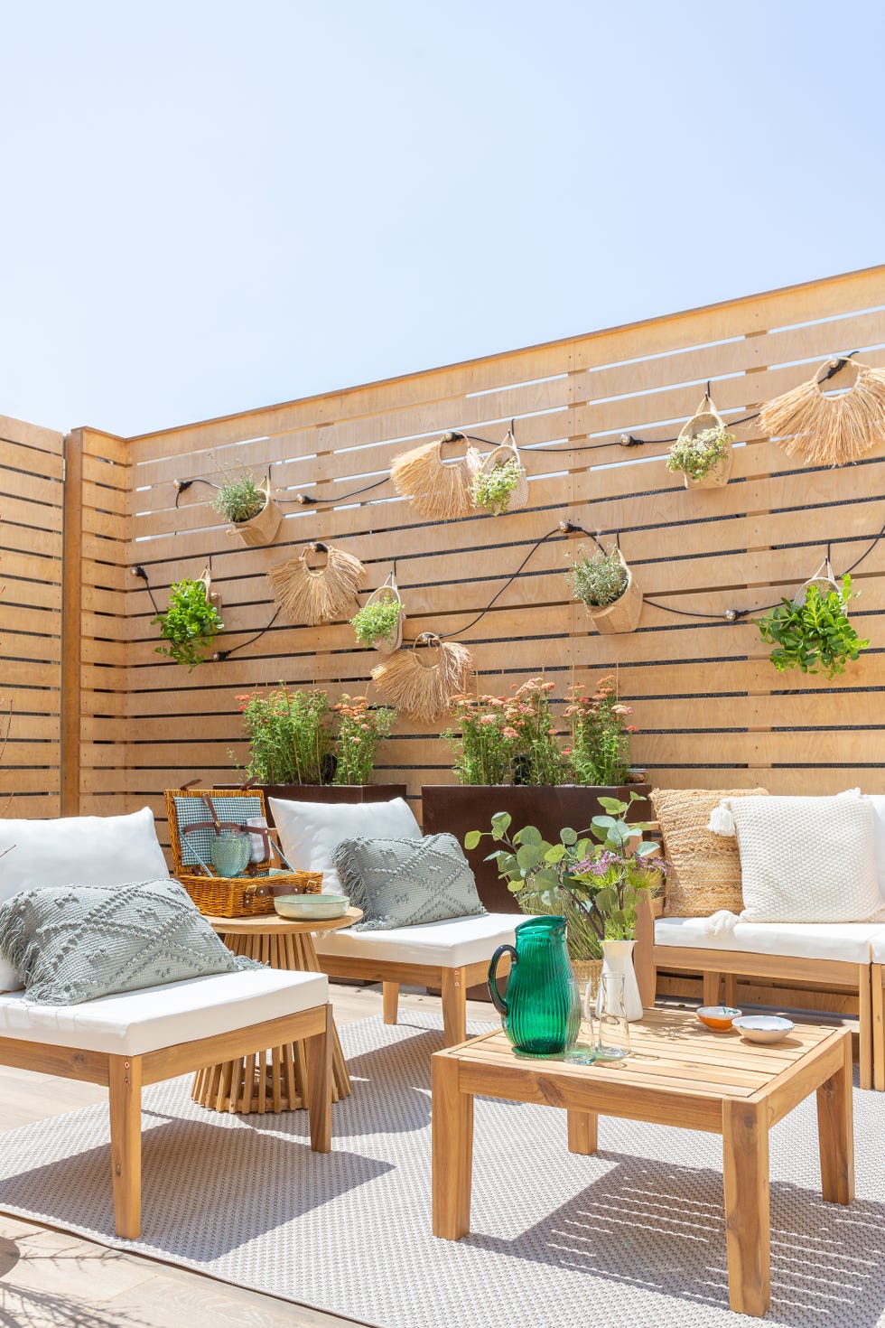 patio exterior con muebles de madera