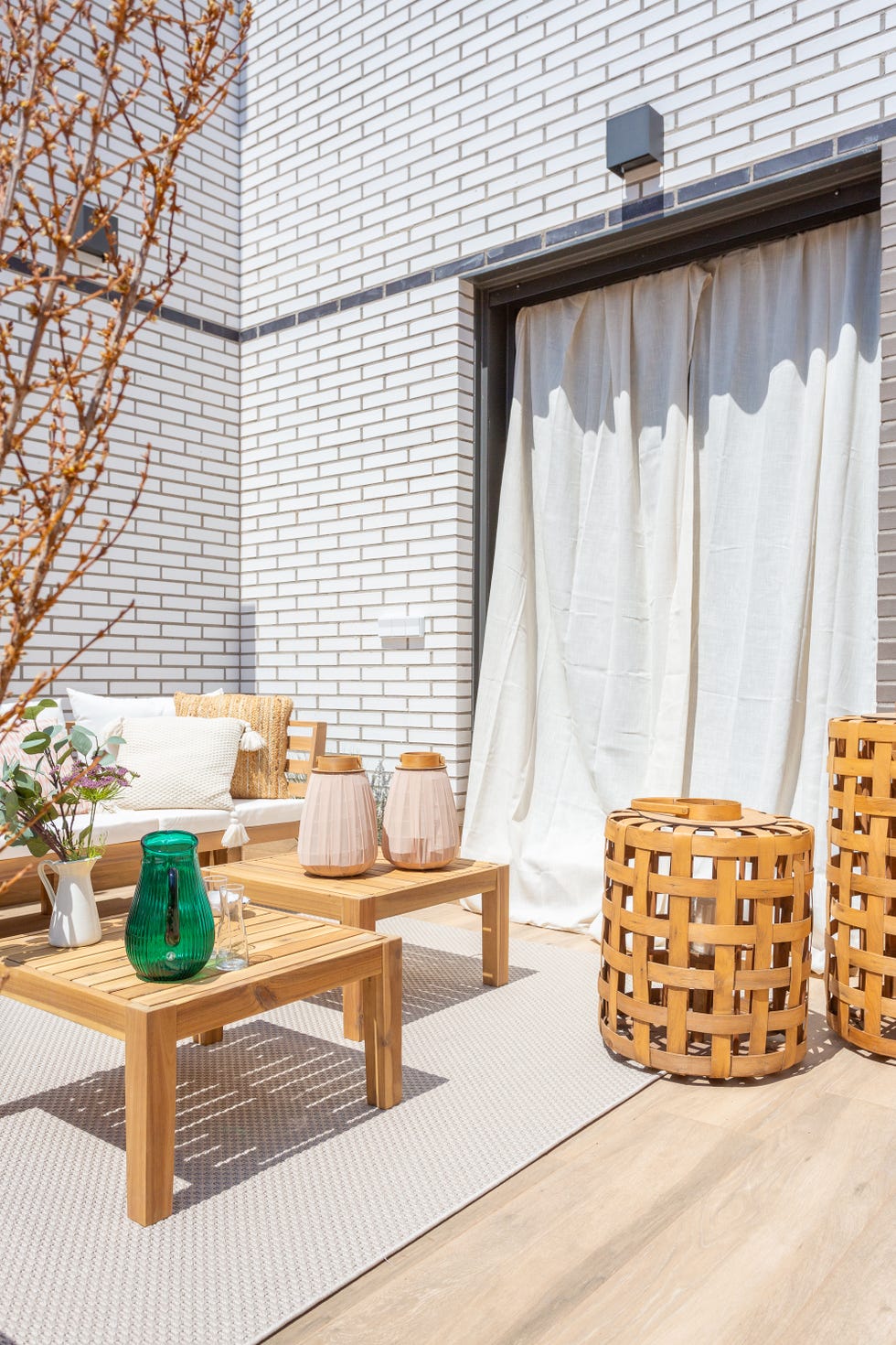 patio exterior con muebles de madera