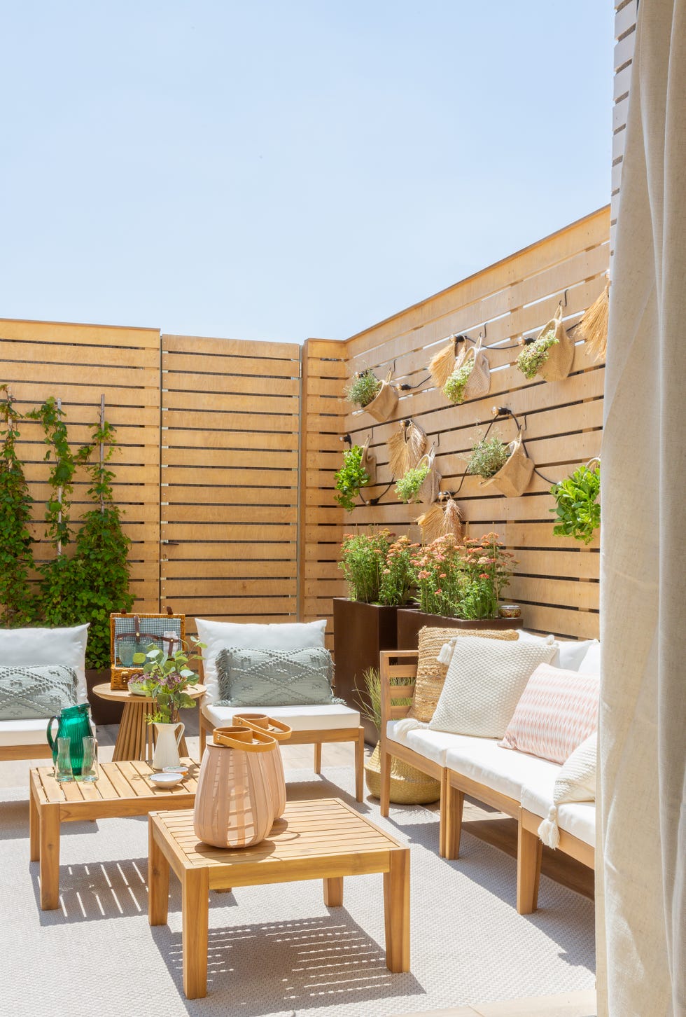 patio exterior con muebles de madera