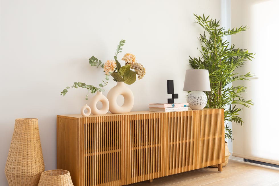 aparador de palillería de madera y lámparas de ratán