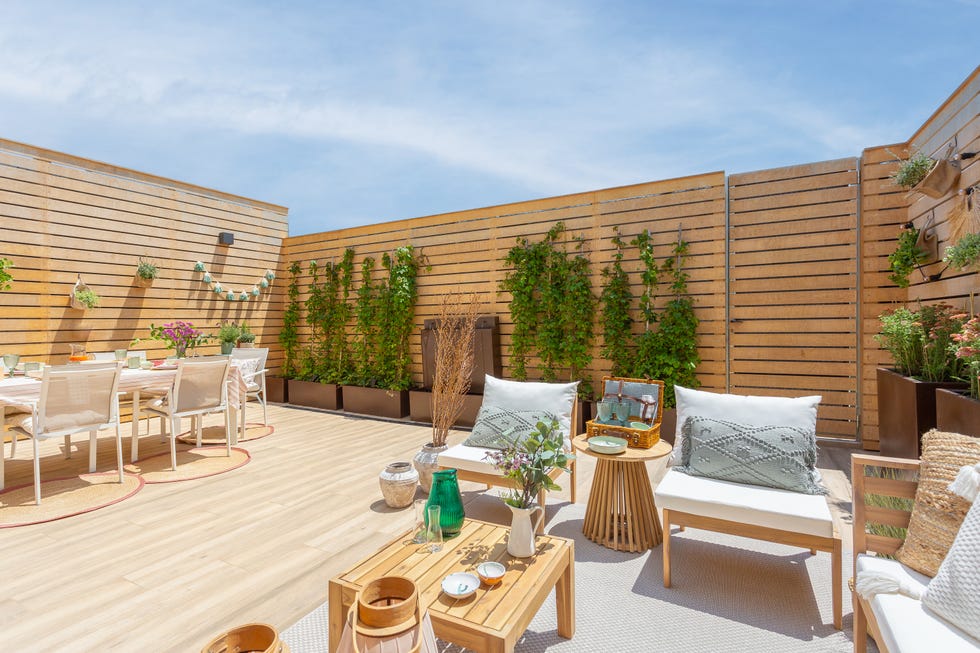 patio exterior con muebles de madera