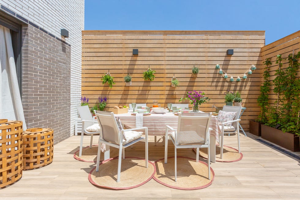 patio con comedor exterior