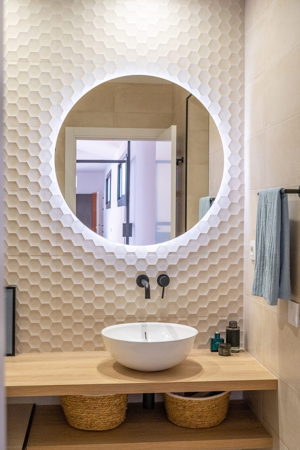 baño con revestimiento cerámico en forma de panal de abeja