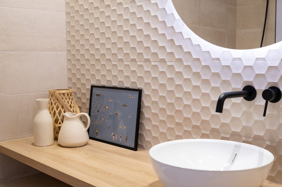 baño con revestimiento cerámico en forma de panal de abeja