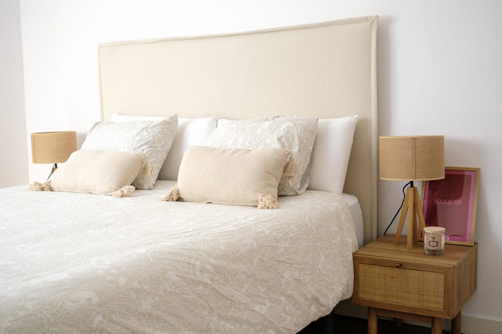 dormitorio con cabecero beige