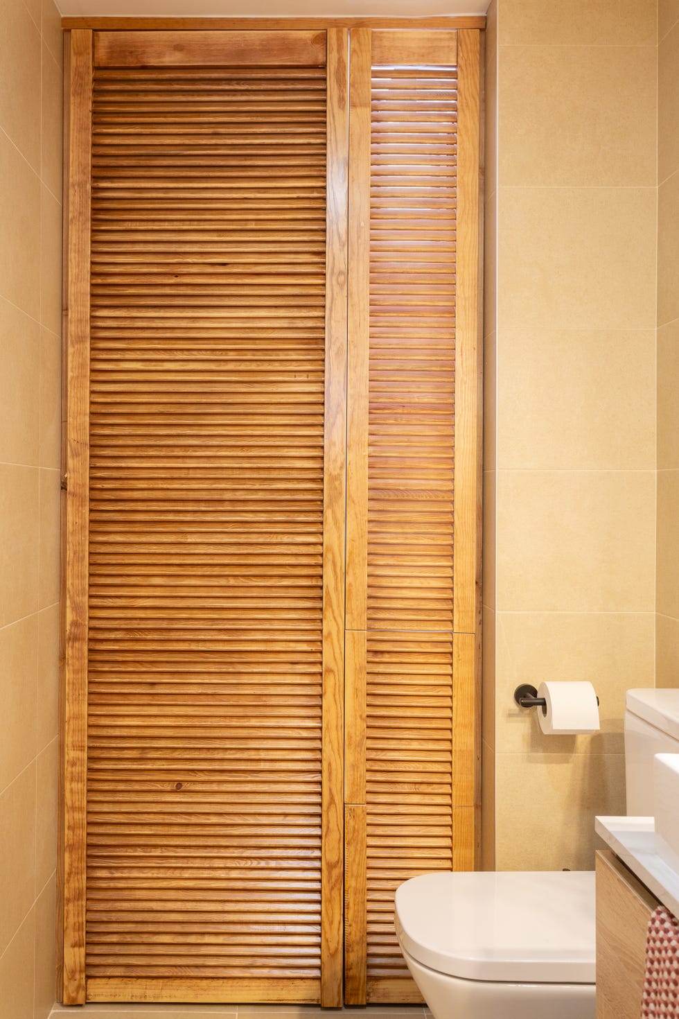 armario con puertas de madera tipo persiana