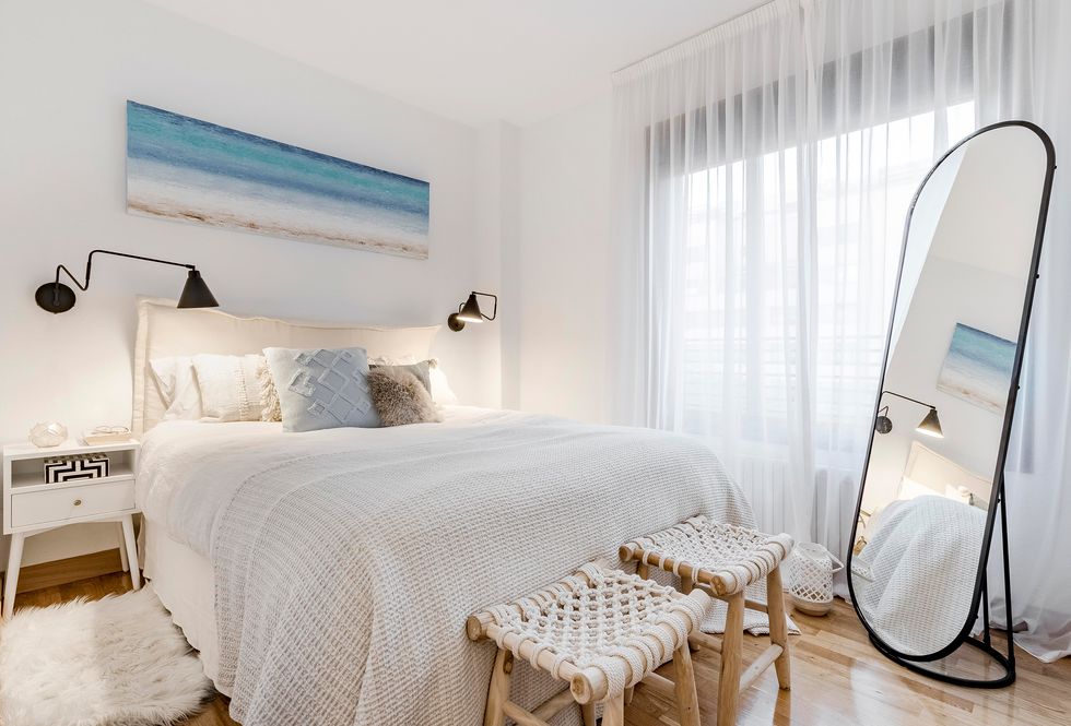 dormitorio de estilo nórdico y playero decorado en blanco