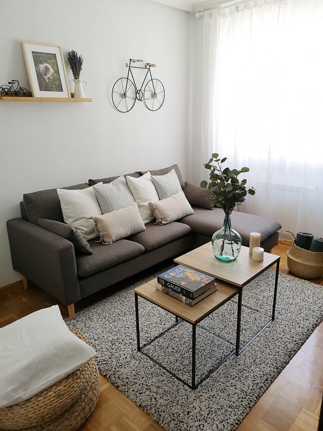 salón de diseño nórdico decorado en tonos neutros