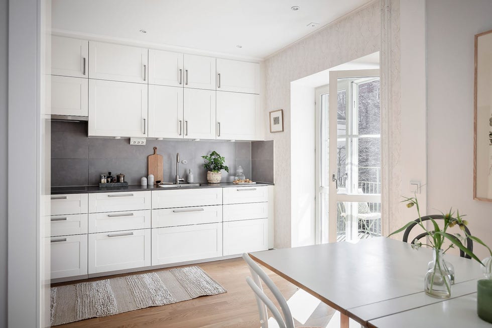 cocina blanca de diseño nórdico abierta al salón