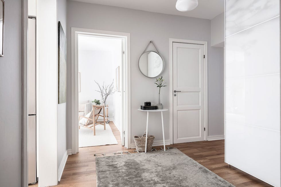 recibidor de diseño nórdico decorado en blanco