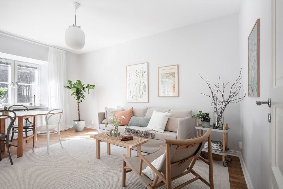 salón de estilo nórdico y vintage decorado en tonos neutros con fibras
