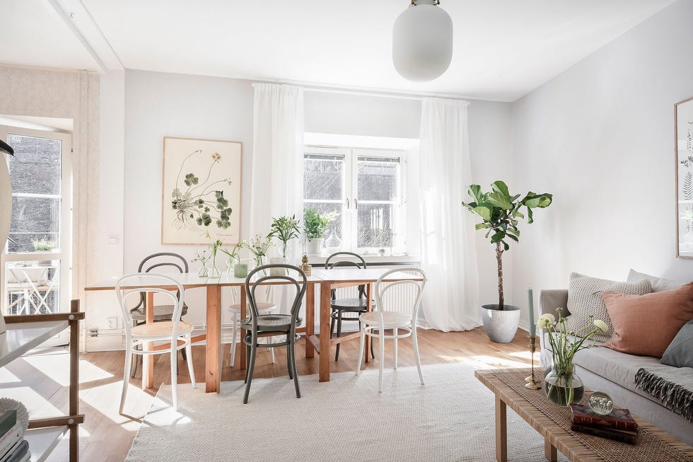 salón comedor de estilo nórdico y vintage decorado en tonos neutros con fibras