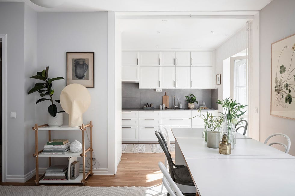 cocina blanca de diseño nórdico abierta al salón