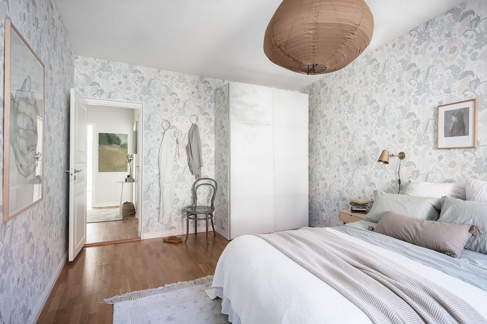 dormitorio de estilo nórdico y vintage con papel pintado floral
