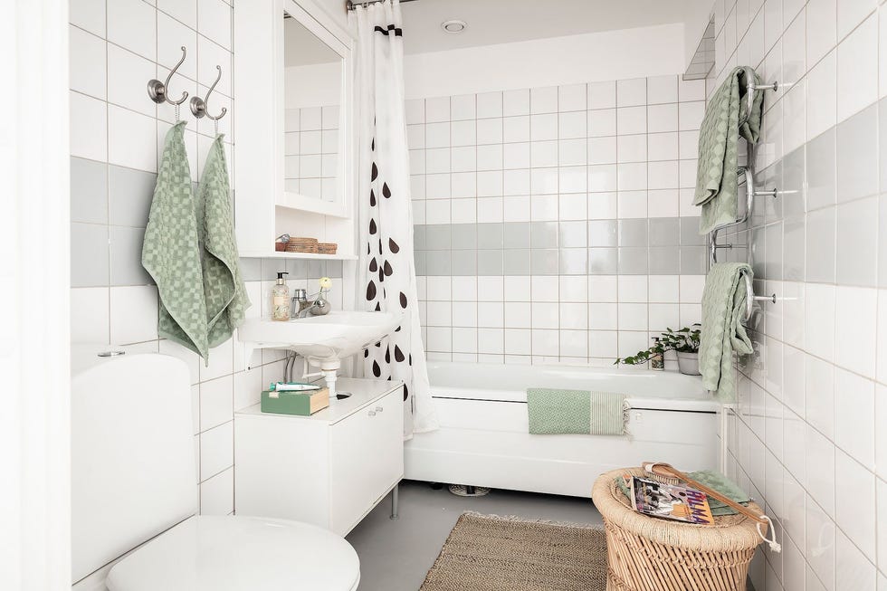 baño de estilo retro decorado en blanco
