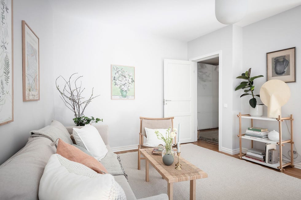 salón de estilo nórdico y vintage decorado en tonos neutros con fibras
