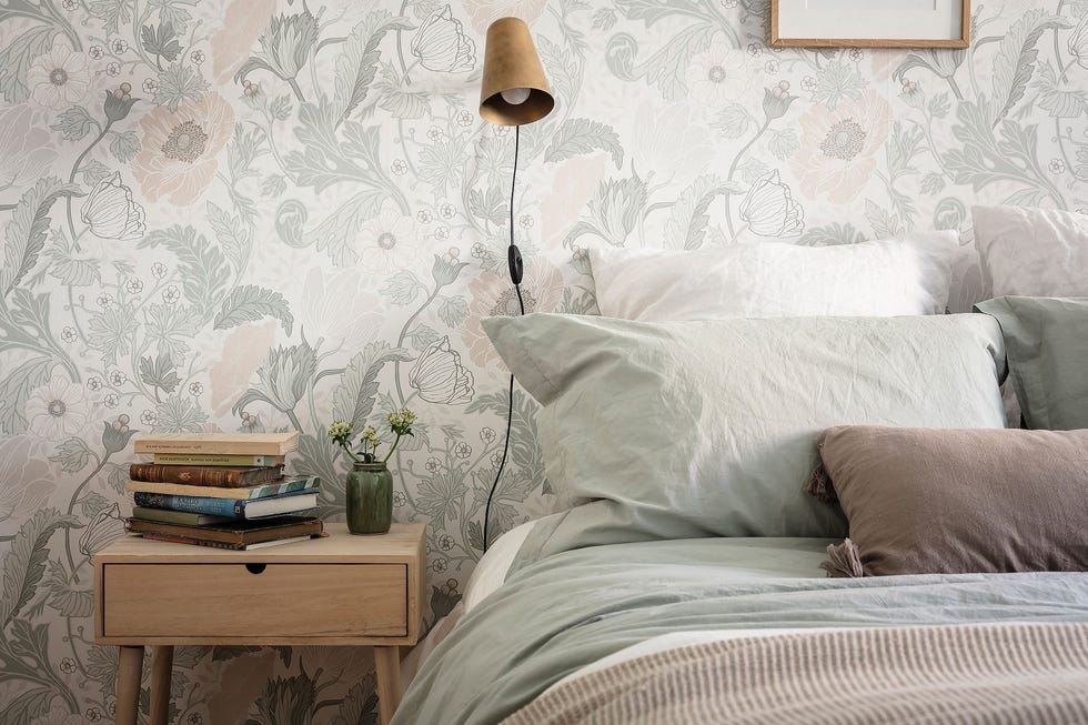 dormitorio de estilo nórdico y vintage con papel pintado floral