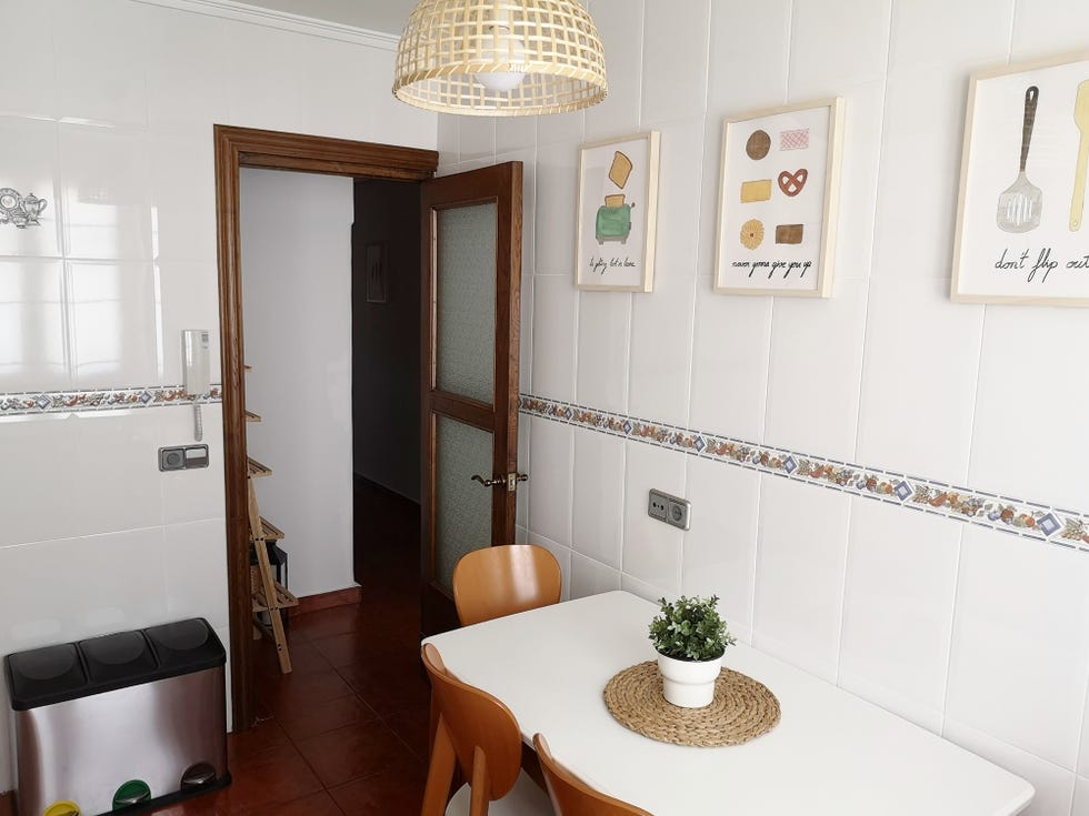 cocina blanca con ilustraciones en la pared