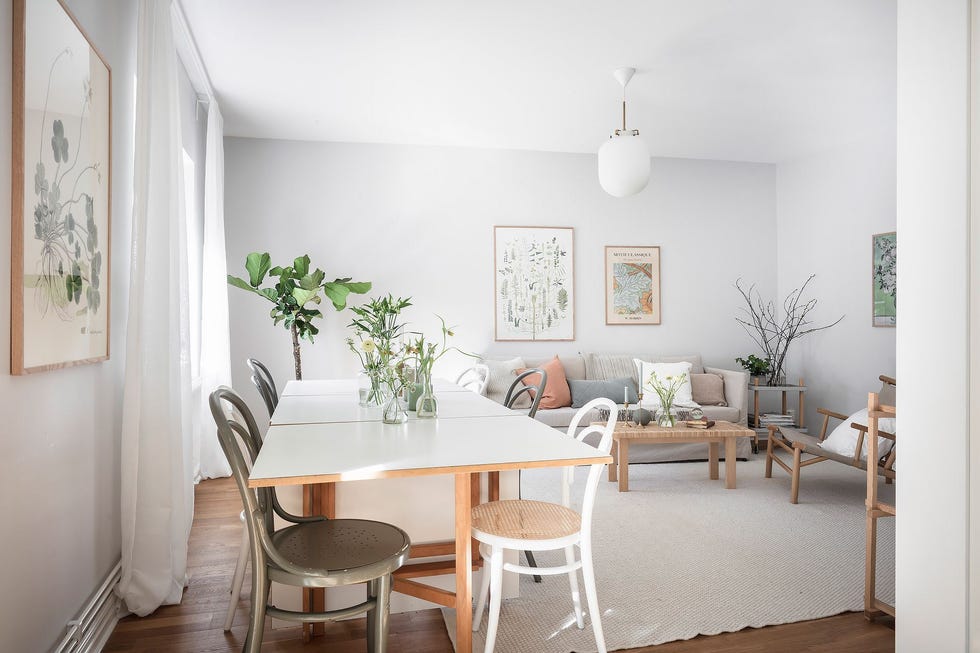 salón comedor de estilo nórdico y vintage decorado en tonos neutros con fibras