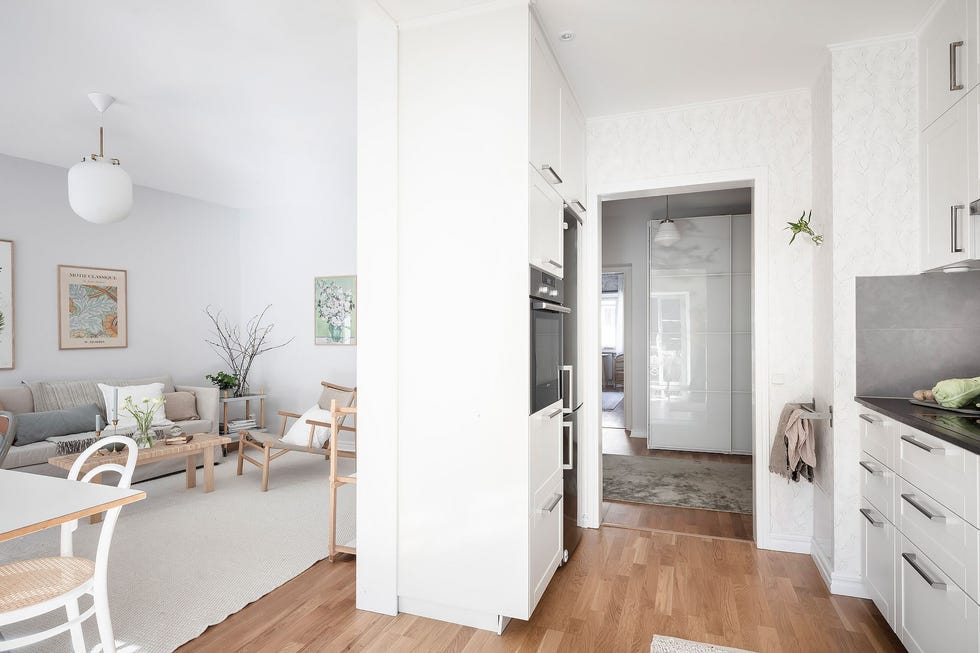 cocina blanca de diseño nórdico abierta al salón