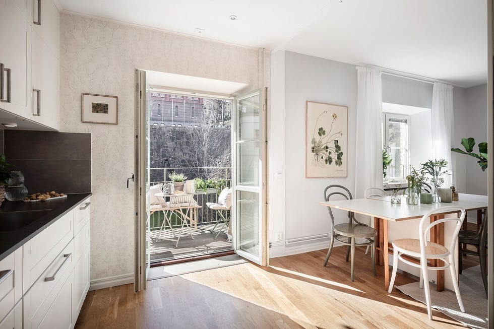 cocina blanca de diseño nórdico abierta a la terraza y al salón