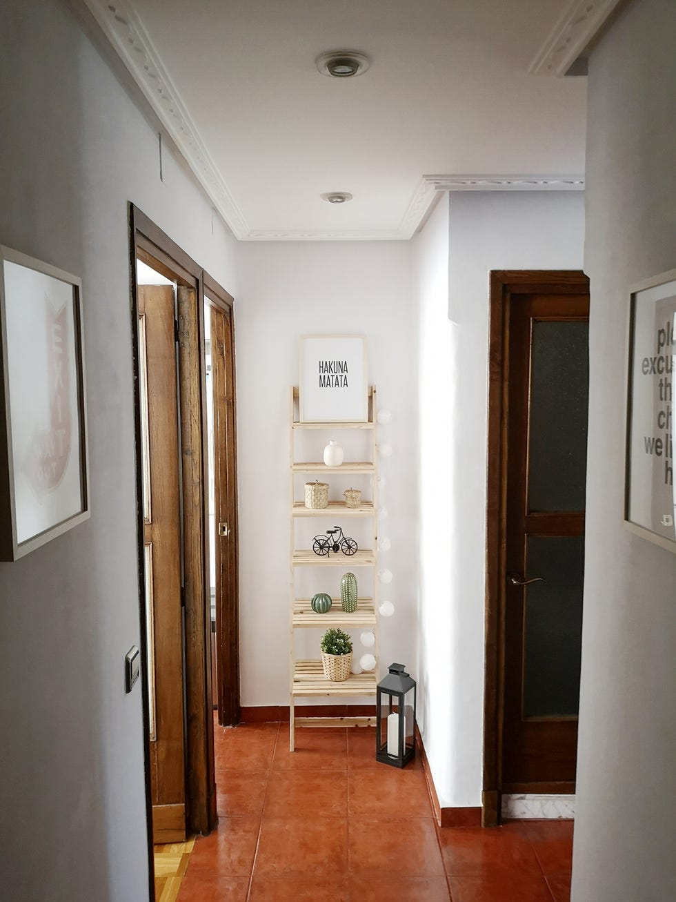 recibidor de estilo nórdico con una estantería de madera y una guirnalda