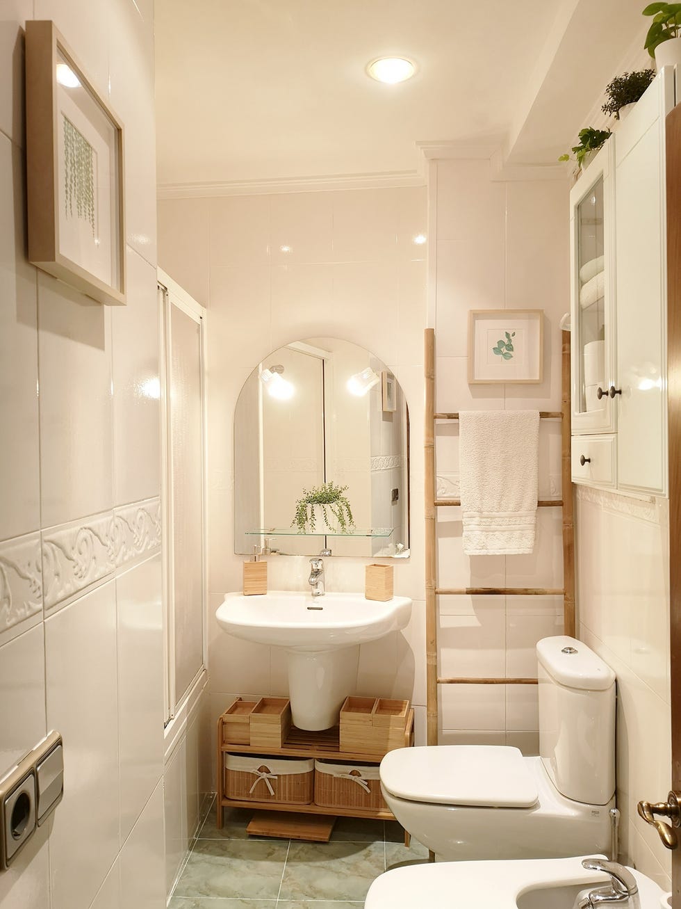baño decorado en blanco con muebles y piezas de madera