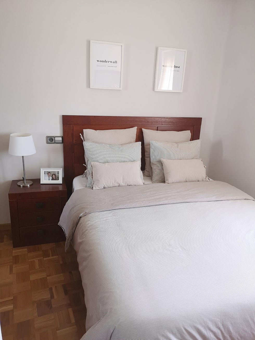 dormitorio decorado en tonos neutros con muebles de madera